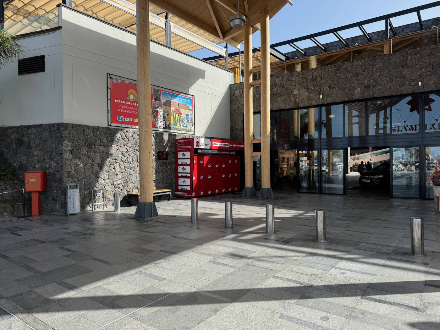 Gepäckaufbewahrung am Eingang des Einkaufszentrums Siam Mall, Costa Adeje