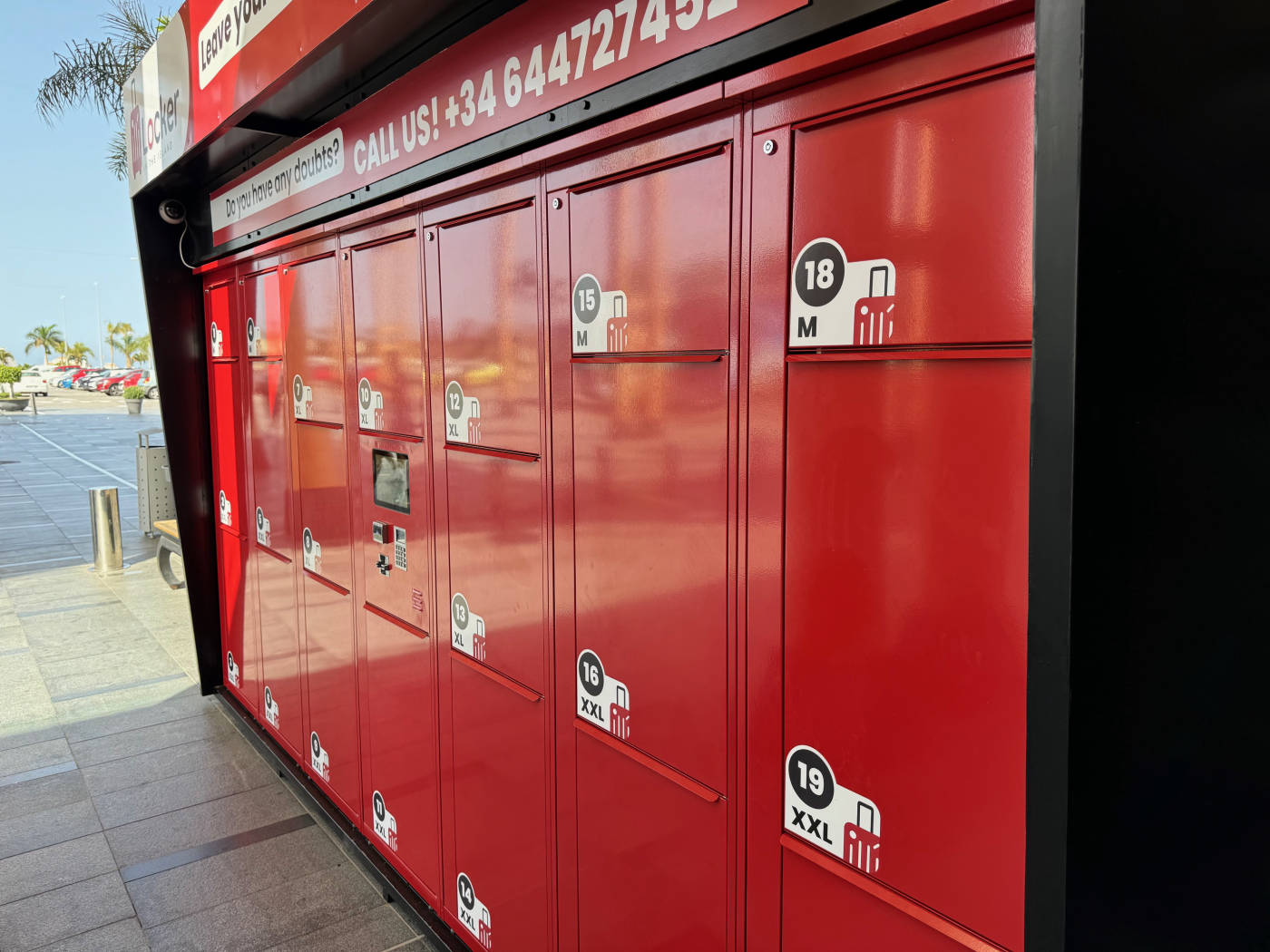 Rote Schließfächer von Locker in the Island in der Siam Mall mit Zahlungsdisplay
