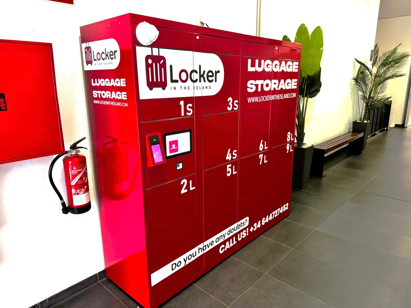 Taquillas de Locker in the Island con pantalla de pago con tarjeta en Duke Shops, Costa Adeje